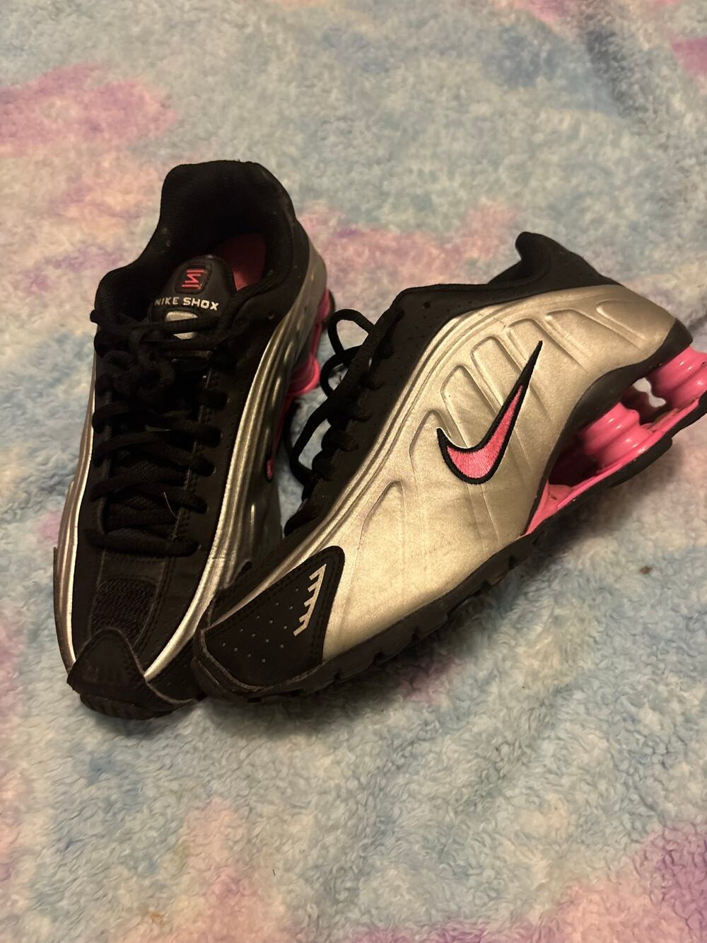 Nike shox r4
Kids size 5.5